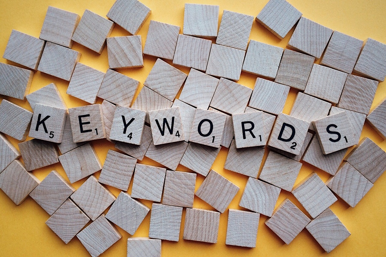 Ilustracion del blog de Paprika Digital sobre Keywords en plural: cómo afectan la intención de búsqueda para los E-commerce