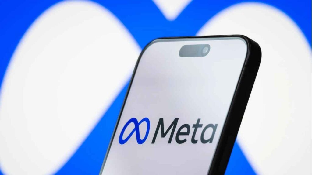 Teléfono inteligente con el logotipo de Meta sobre un fondo azul y blanco.